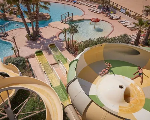 Meerdere leuke glijbanen met tornado glijbaan op Roan camping Le Petit Mousse.