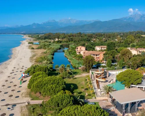 Overzichtsfoto van Roan camping Arinella Bianca op Corsica.