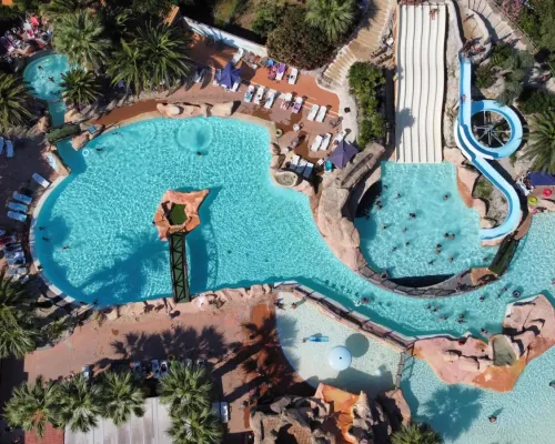 Bovenaanzicht van het zwembad op Roan camping Les Sables d'Or.