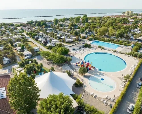 Bovenaanzicht van het zwembadencomplex  op camping Vigna sul Mar.