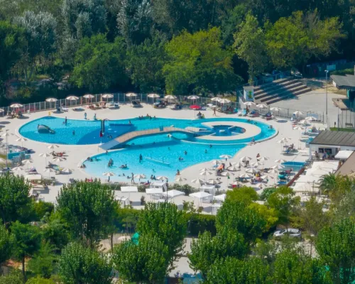 Droneshot van het zwembad op Roan camping Adriano Family Collection.