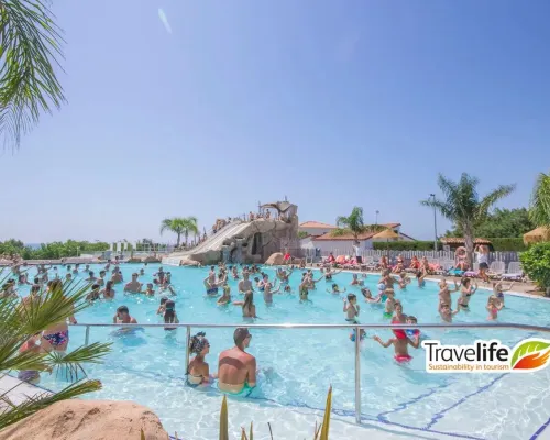 Overzicht van het zwembad op Roan camping Alannia Els Prats.