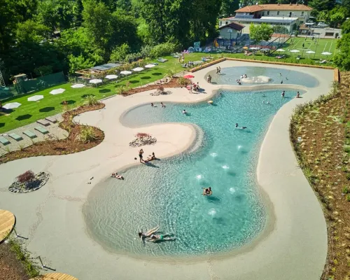 Het gloednieuwe lagune zwembad op camping Lido Verbano.