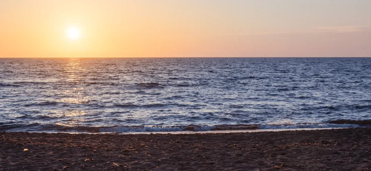 Zonsondergang aan het strand bij de Toscaanse kust.