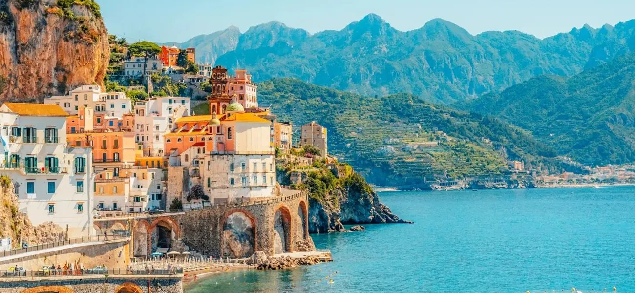 De beroemde kustlijn van Atrani in Zuid-Italië.