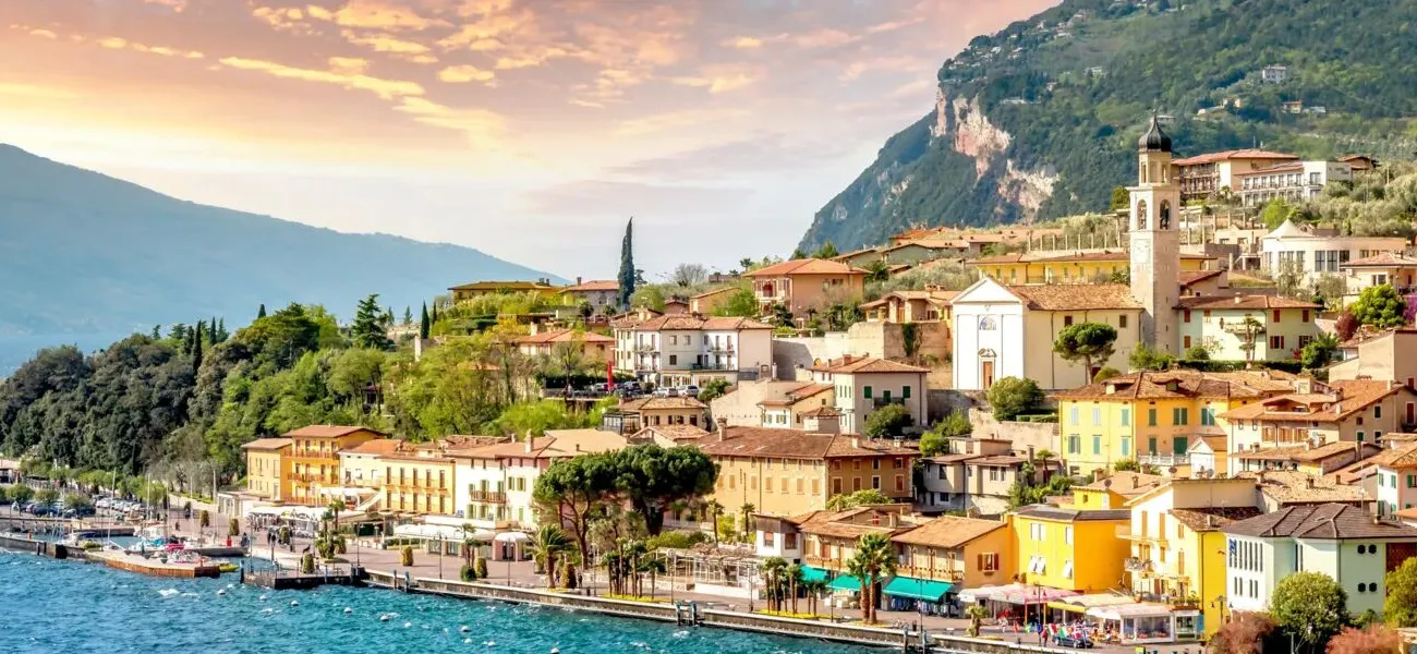 Uitzicht over Limone sul Garda in Italië.