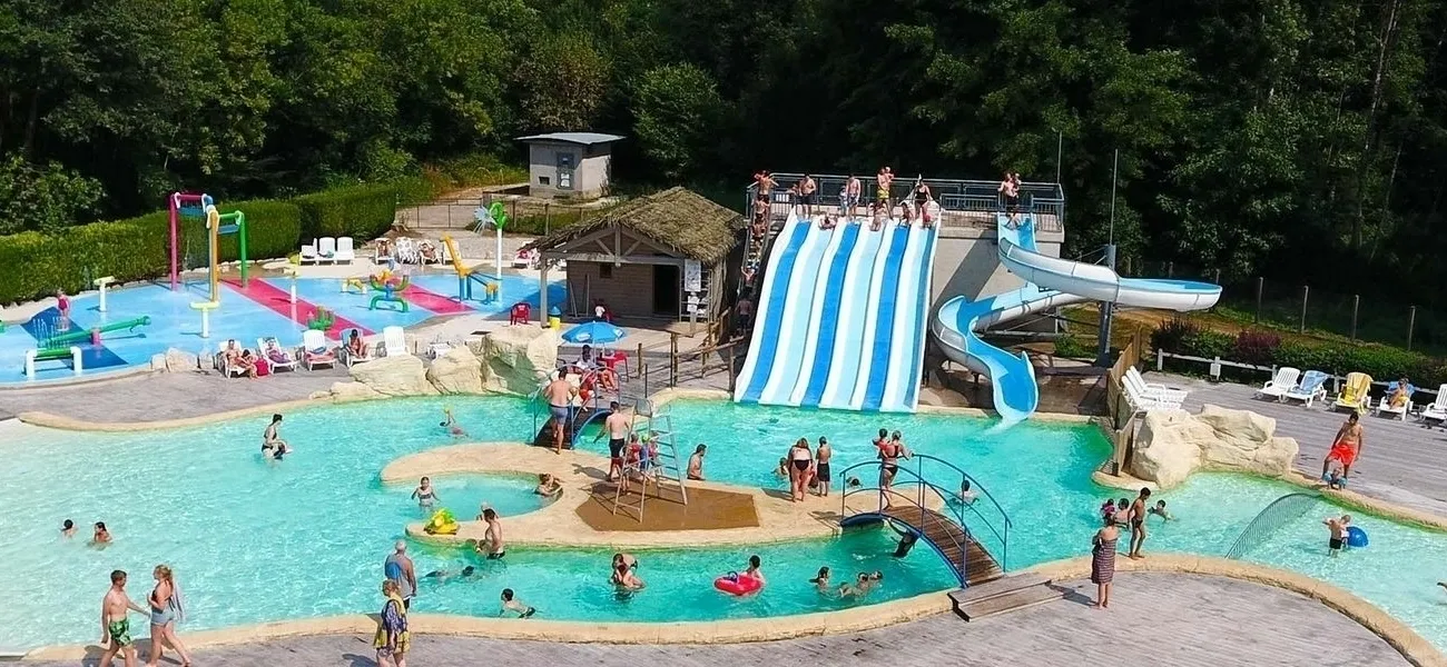 Zwembad met glijbaan bij camping Le Val de Bonnal.