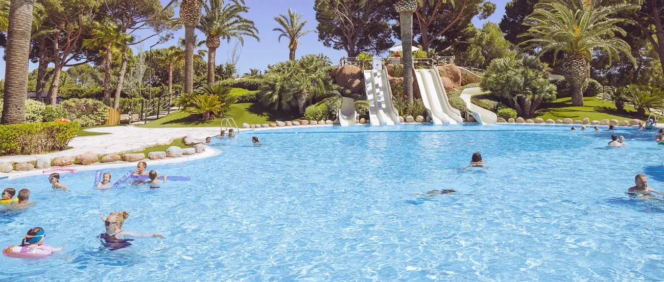 Zwembad met glijbanen op Roan camping Playa Montroig.