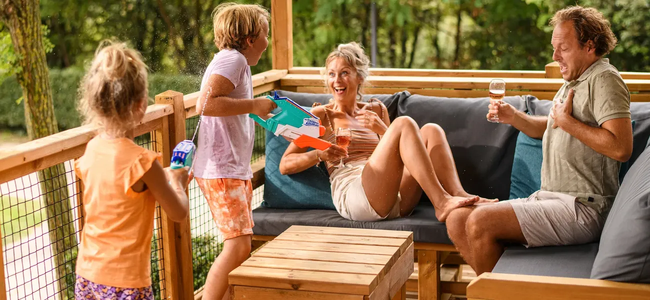 Kind op kinderfiets met campingmedewerkers