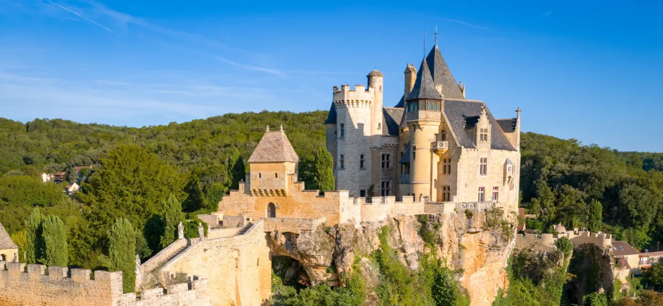 Luchtfoto van het Château de Montfort in Dordogne.