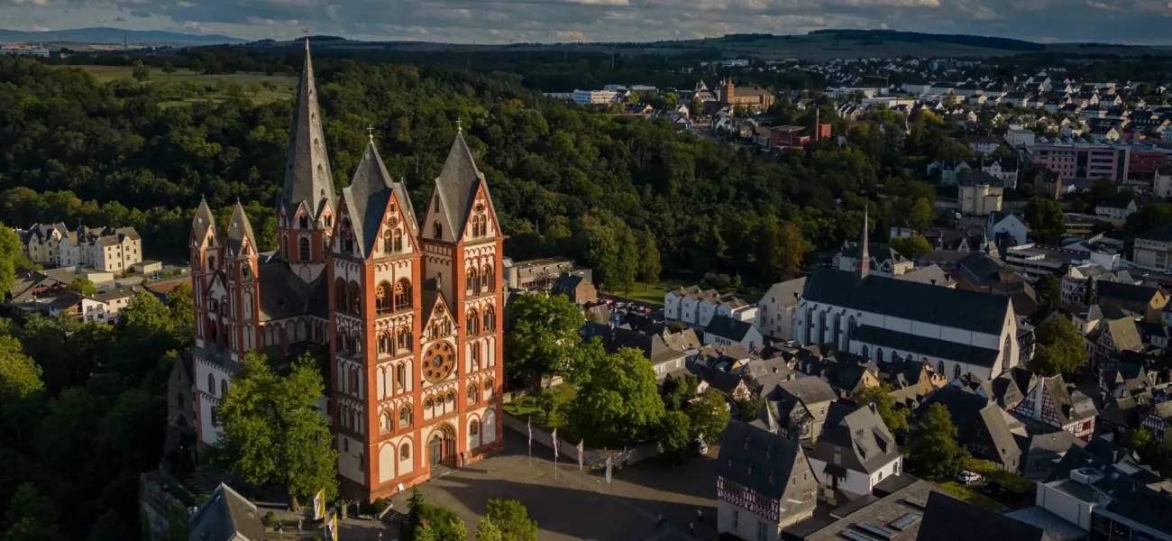 Een luchtfoto van de Dom van Limburg in Limburg.