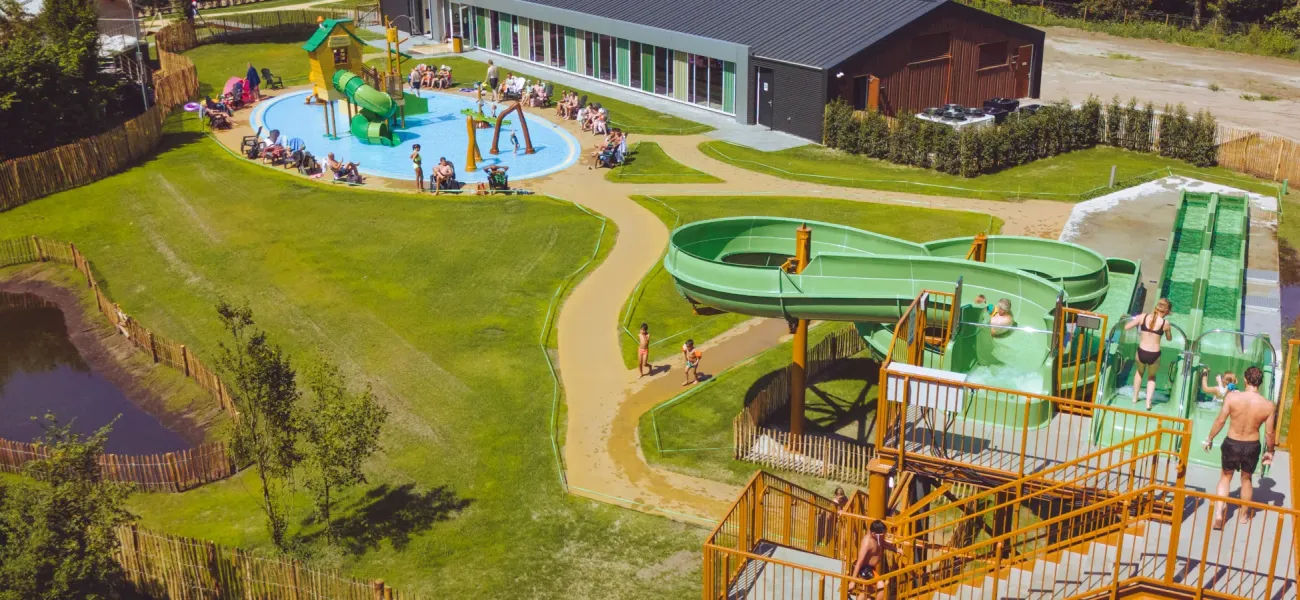 Het buitenzwembad van camping Marvilla Parks Kaatsheuvel.
