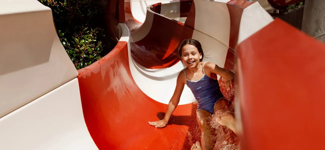 Kinderen spelen in kinderzwembad.