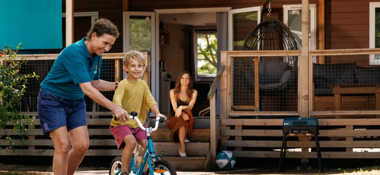 Kinderen op kinderfietsje van Roan.
