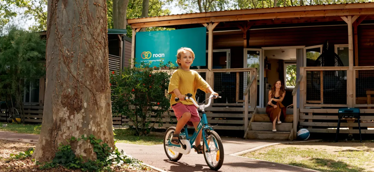 Vrolijke kinderen over een Roan camping.