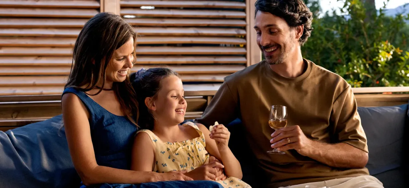 Familie aan het eten in de Roan stacaravan.