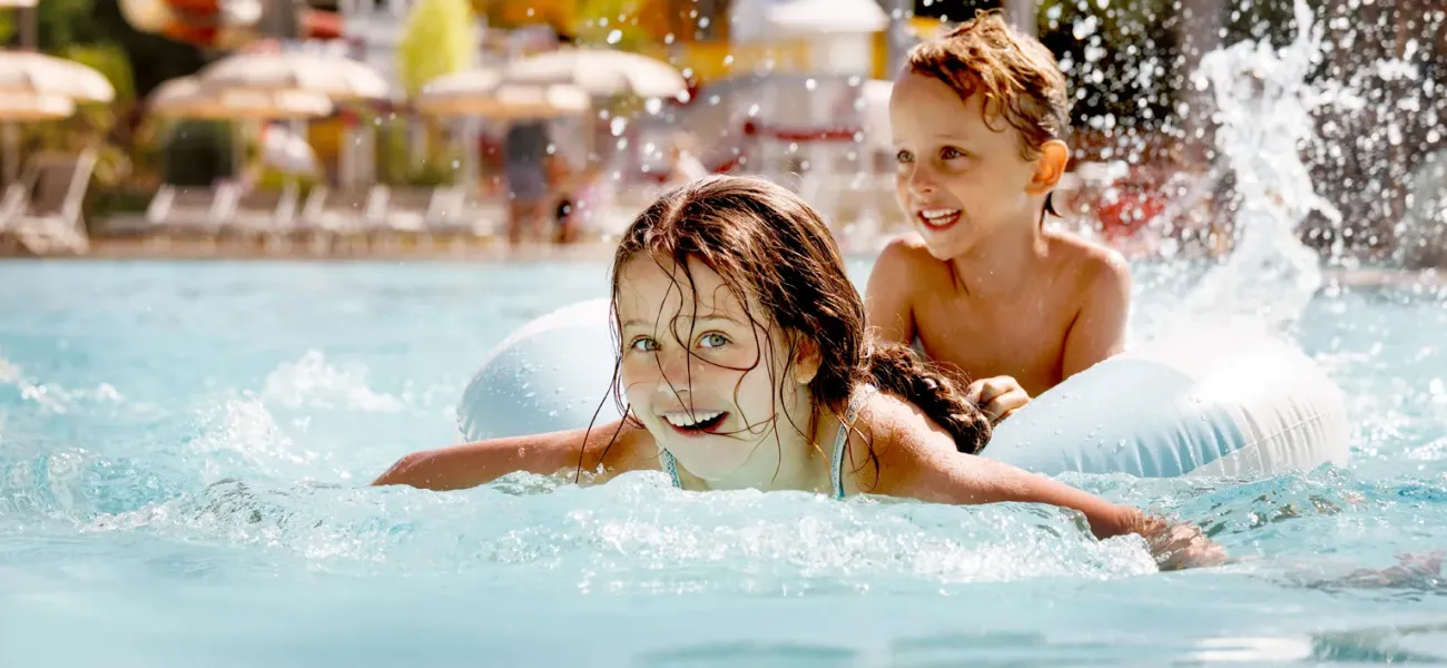 Kinderen aan het genieten in zwembad van een Roan camping.
