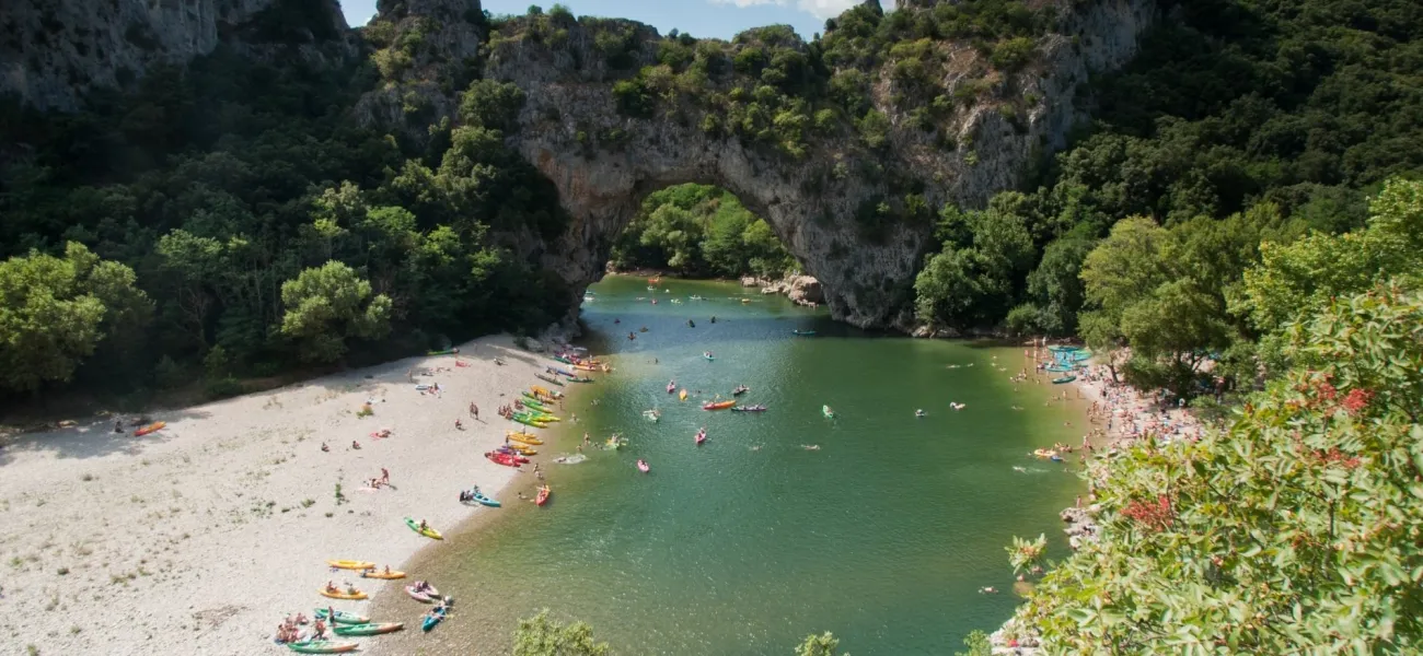 De door natuur gevormde brug de Pont-d’Arc vlakbij Roan campings in de Ardèche.