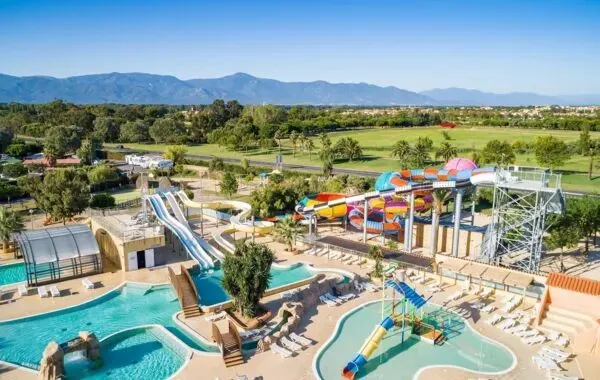 Een overzicht van het zwembad op Roan camping Le Soleil de la Méditerranée.