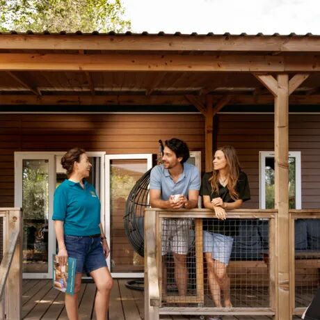 Eigen Roan hosts