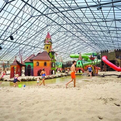 3. Camping TerSpegelt (Nederland) – Unieke overdekt speelstrand